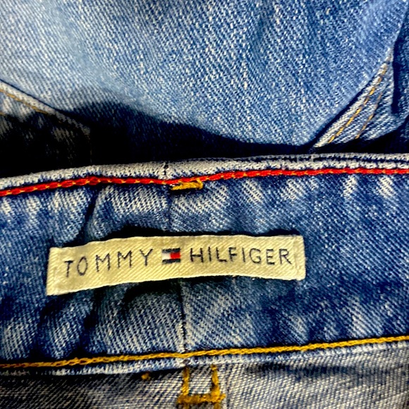 this is a very nice pair of Tommy Hilfiger jean shorts. - Picture 4 of 5